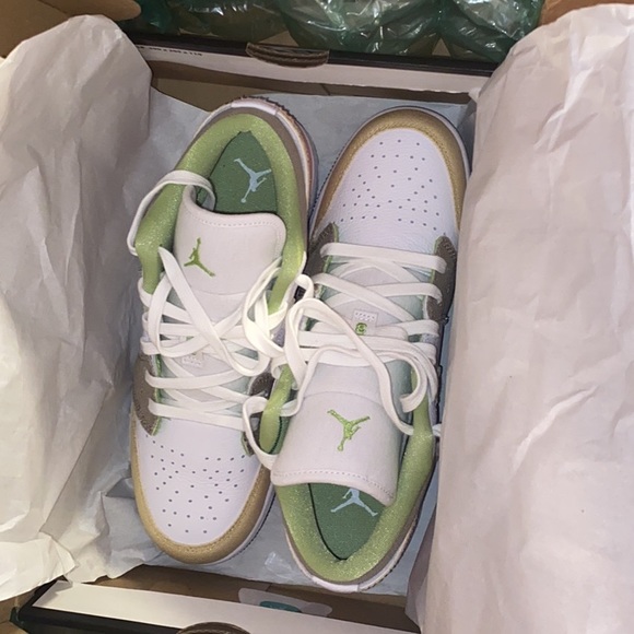 Woman’s size 8 (youth 6), Air Jordan Low Pastel - Picture 4 of 4